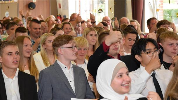 Wie die Selsinger Oberschüler mit Zuversicht und viel Humor entlassen werden Abschlussschüler der Selsinger Heinrich-Behnken-Schule genießen das kurzweilige Ereignis.