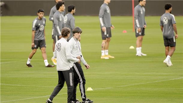 Abschlusstraining des deutschen Nationalteams im Olympiastadion in Sevilla. Bundestrainer Joachim Löw (M) leitet die Trainingseinheit.
