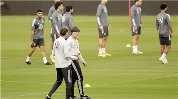 Abschlusstraining des deutschen Nationalteams im Olympiastadion in Sevilla. Bundestrainer Joachim Löw (M) leitet die Trainingseinheit.