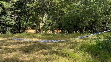 Absperrband der Polizei hängt am Kennedy River im australischen Rinyirru (Lakefield) National Park.