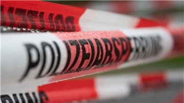 Absperrband der Polizei. In einem Waldstück im Saarland haben Spaziergänger menschliche Knochen gefunden. (Symbolbild)