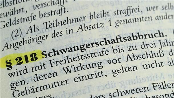Abtreibungen sind in Deutschland rechtswidrig, bleiben in den ersten zwölf Wochen aber unter bestimmten Bedingungen straffrei. (Illustration) 