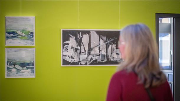Abwechslung ist Trumpf in der Ausstellung „im Fluss - am Fluss“ in der Arbeitnehmerkammer. Sieben Künstlerinnen zeigen ihre Arbeiten.