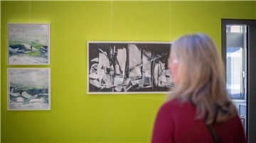 Abwechslung ist Trumpf in der Ausstellung „im Fluss - am Fluss“ in der Arbeitnehmerkammer. Sieben Künstlerinnen zeigen ihre Arbeiten.