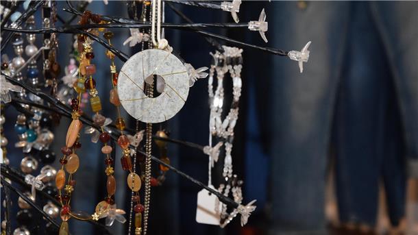 Ergänzende Accessoires wie Schmuck und mehr sind in dem Geschäft mit Boutique-Charakter zu finden.