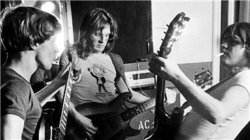 AC/DC ist das Familienunternehmen der drei Brüder George, Angus und Malcolm Young (l-r) .