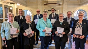 Acht Männer und Frauen feierten jetzt ihr diamantenes und eisernes Konfirmationsjubiläum in der Johannes-der-Täufer-Kirche.