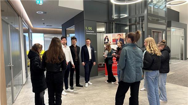Junge Journalisten berichten vom Zukunftstag bei der Zevener Zeitung Acht Nachwuchsreporterinnen nutzen den Zukunftstag bei der ZEVENER ZEITUNG und interviewen die Sparkassen-Azubis in Zeven.