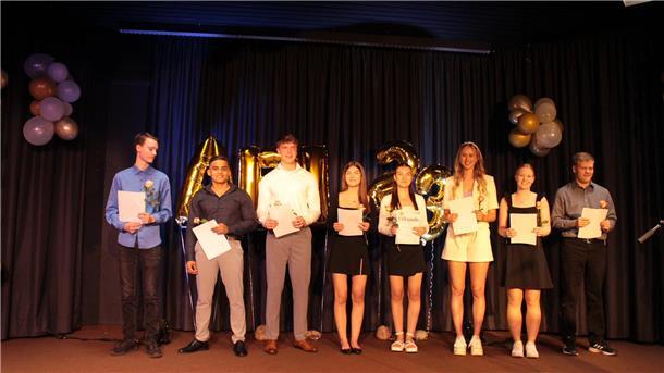 Acht Schülerinnen und Schüler haben mit einer Eins vor dem Komma abgeschlossen. Die Jahrgangsbesten sind Katharina Brunkhorst (2. v.r.) und Marcel Hamm (1. v.r).