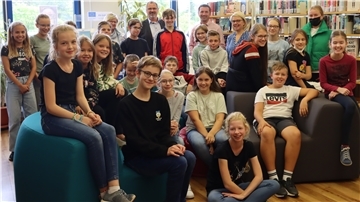 Acht Wochen lang haben die Teilnehmerinnen und Teilnehmer des Julius-Clubs fleißig gelesen. Dafür werden sie mit Diplom und Geschenk belohnt. Mit dabei Samtgemeindebürgermeister Oliver Moje, Stephan Kück-Lüers (VGH Tarmstedt), Claudia Krall-Nowack und Sonja Holsten vom Bücherei Förderverein.