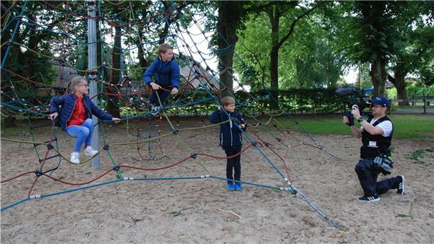 Achtung, Aufnahme: Kameramann Frank Besl lässt (von links) Swantje, Henrik und Mika auf dem großen Klettergerät der Grundschule berichten, wie gut es sich in Lunestedt lernen und spielen lässt.
