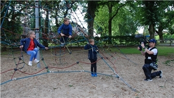Achtung, Aufnahme: Kameramann Frank Besl lässt (von links) Swantje, Henrik und Mika auf dem großen Klettergerät der Grundschule berichten, wie gut es sich in Lunestedt lernen und spielen lässt.