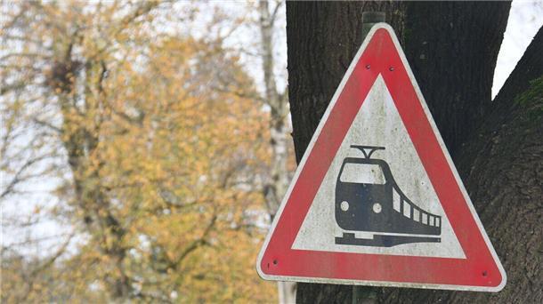Tödlicher Bahnunfall: Reichen die Vorkehrungen an ungesicherten Übergängen aus? Schild „Achtung Bahnübergang“
