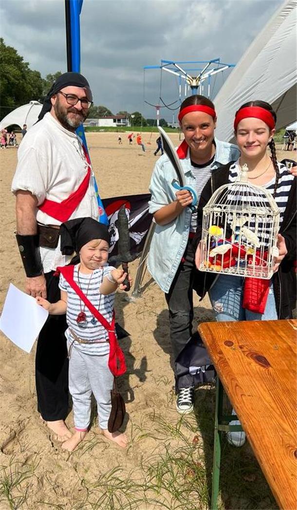 Das macht Spaß! Nordenhamer Piratenfest sorgt bei Kindern für beste Laune Achtung, nie gefährlich, aber immer bester Laune: die großen und kleinen Piraten.