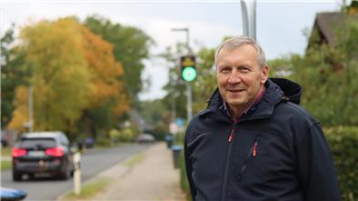 Adam Anasiewicz lächelt. Das Messgerät hinter ihm in der Bülstedter Straße leuchtet Grün. Doch etwa 1500 Autofahrer pro Tag ignorieren dort die Tempo-30-Begrenzung.