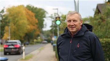Adam Anasiewicz lächelt. Das Messgerät hinter ihm in der Bülstedter Straße leuchtet Grün. Doch etwa 1500 Autofahrer pro Tag ignorieren dort die Tempo-30-Begrenzung.