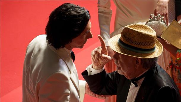 Adam Driver (l) unterhält sich mit Regisseur Francis Ford Coppola auf dem roten Teppich.