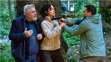 Adam (Hassan Akkouch, r) bedroht Koops (Aljoscha Stadelmann) - Zarah (Sabrina Amali) versucht ihn zu beruhigen.