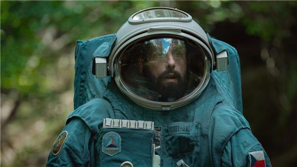 Adam Sandler als Kosmonaut Jakub in dem Netflixfilm „Spaceman“.