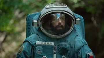 Adam Sandler als Kosmonaut Jakub in dem Netflixfilm „Spaceman“.