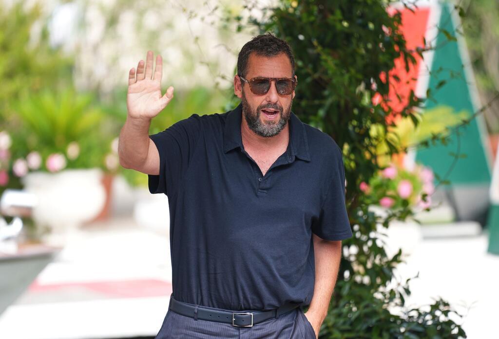 Adam Sandler ist in „Jay Kelly“ an der Seite von George Clooney zu sehen. 
