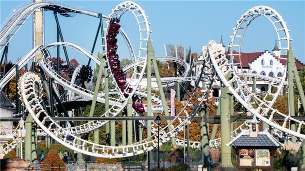 Achterbahn im Kopf: Die späte ADHS-Diagnose bei Frauen Eine Looping-Achterbahn
