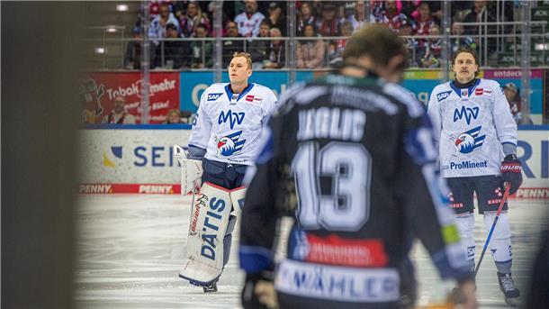 Pinguins müssen sich im Spitzenspiel trotz toller Leistung geschlagen geben Spieler schauen konzentriert vor Spielbeginn