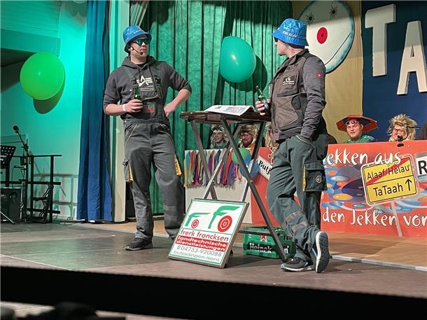 Adrian Kuck und Tjorven Martinsen erzählten Witze vom flachen Land.