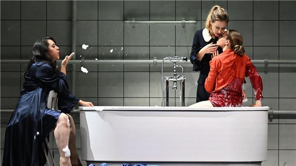 „Figaro“ in Salzburg: Regiekonzept spaltet das Publikum Adriana Gonzalez (l-r) als La Contessa di Almaviva, Sabine Devieilhe als Susanna und Lea Desandre als Cherubino in der Oper „Le Nozze di Figaro“ von Mozart in Salzburg.