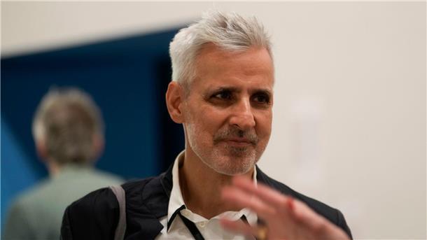 Biennale in Venedig ehrt indigene Künstler Adriano Pedrosa kuratiert die Hauptausstellung mit dem Titel „Stranieri Ovunque - Foreigners Everywhere“ (zu Deutsch: „Fremde überall“).