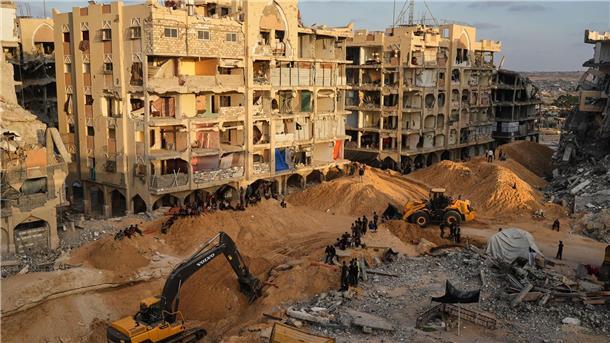 Ägyptische Arbeiter suchen mit schwerem Gerät nach sterblichen Überresten von Geiseln. (Archivbild)