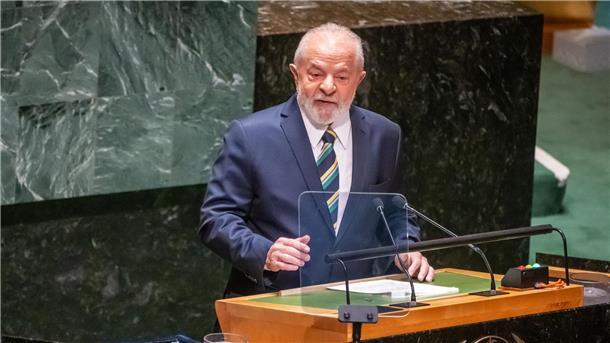 Lula trifft Selenskyj: „Gespräch über Wege zum Frieden“ Ähnlich wie andere linke Staatschefs in Lateinamerika kritisiert Brasiliens Präsident Lula den russischen Angriffskrieg gegen die Ukraine zwar, hält sich mit deutlichen Worten gegenüber Moskau aber zurück.