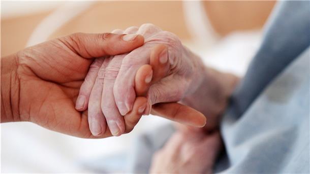 Ältere Menschen, aber auch Pflegende sind von der Hitze besonders betroffen, denn die hohen Temperaturen belasten den Kreislauf und mindern die Konzentrationsfähigkeit.