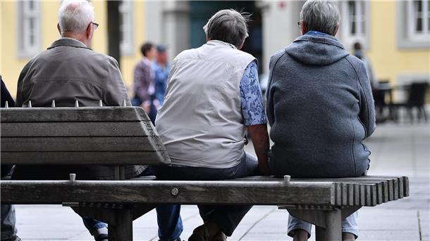 In Deutschland arbeiten viele Ältere länger Ältere Menschen auf einer Bank im Stadtzentrum von Erfurt.