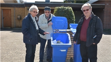 Ärgern sich über den falschen Abfuhrtermin und die deshalb noch vollen Tonnen: Waltraud Stumper und Rolf Schomburg sowie Ralf Wolter (rechts).