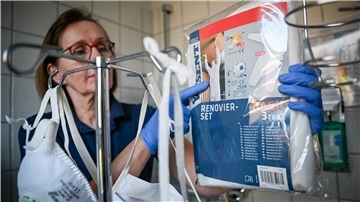 Ärzte und medizinisches Personal beklagen den Mangel an Material wie Masken. Im Land Bremen helfen derzeit Betriebe mit ihren Spenden weiter. Regierungschef Andreas Bovenschulte (SPD) will ein Windhundrennen um das Material verhindern und fordert den Bund auf, genügend Material zu beschaffen und zu verteilen. Foto: Scheschonka