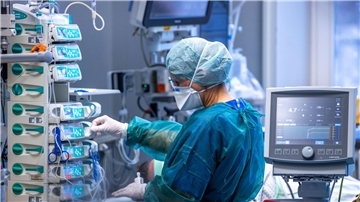 Ärzte und Pflegekräfte betreuen Patienten auf einer Intensivstation.
