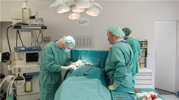 WHO: Das sind die häufigsten Todesursachen Ärzte wechseln einen Herzschrittmacher aus. Herzkrankheiten zählen zu den häufigsten Todesursachen.