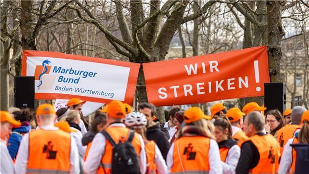 Ärztinnen und Ärzte bei einem Warnstreik Ende Januar in Freiburg.
