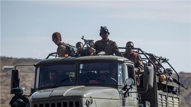 Hoffnung auf Frieden - Waffenstillstand in Äthiopien Äthiopische Regierungssoldaten fahren in der Region Tigray.