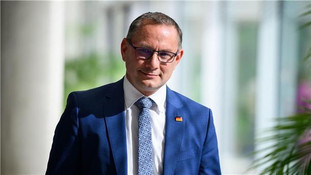 Kriminaltechnische Untersuchung: Chrupallas Blut unauffällig AfD-Chef Tino Chrupalla war während einer Wahlkampfkundgebung in Ingolstadt ins Krankenhaus gebracht worden.