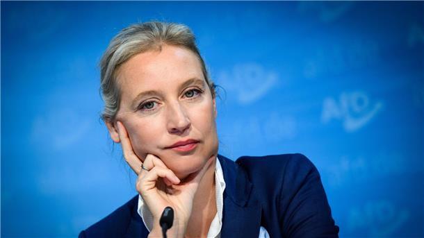 Aufstieg im Osten: AfD und BSW saugen den Protest auf AfD-Chefin Alice Weidel freut sich zwar über den Stimmenzuwachs ihrer Partei bei der Landtagswahl in Brandenburg. Dass eine Regierungsbeteiligung dennoch für die AfD bisher in keinem Bundesland in Sicht ist - anders als für das BSW - sorgt in der AfD-Spitze allerdings nicht für gute Laune.