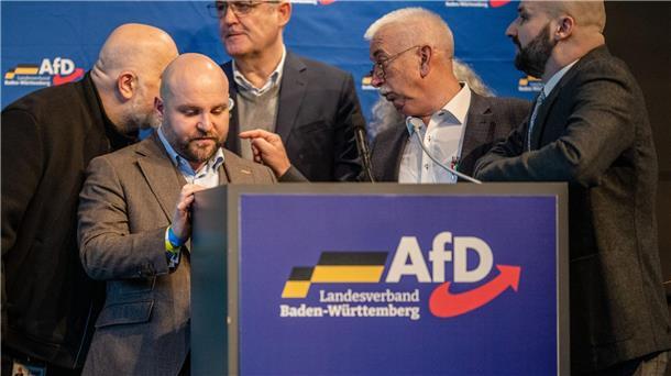 Rabatz in Rottweil - Südwest-AfD bekämpft sich selbst AfD-Politiker um Markus Frohnmaier  beratschlagen in der Stadthalle über das weitere Vorgehen beim Landesparteitag.
