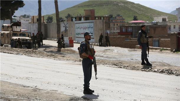Mehrere Tote bei Anschlag nahe Außenministerium in Kabul  Afghanische Sicherheitskräfte stehen in Kabul Wache. Immer wieder kommt es in der afghanischen Hauptstadt zu Selbstmordanschlägen.