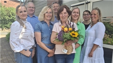 Agnes Hildebrandt (Mit Blumen) wurde von Irina Häring (Leitung Tagespflege Bevern, von links), Thomas Hechler, Elke Jagels, Rolf Eckhoff, Bianca Bullwinkel (stellvertretende Leiterin Tagespflege Oerel), Maria Kotthoff-Pieper (Leiterin ambulanter Pflegedienst) sowie deren Stellvertreterin Sabrina Surau in den Ruhestand verabschiedet.