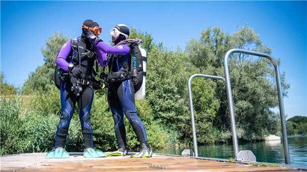 So faszinierend und gefährlich ist der Kreidesee in Hemmoor Agnieszka Hrywniak (l.) und Anna Wisniowska aus Polen bereiten sich auf den Tauchgang im Kreidesee vor.