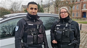 Ahmad Fandi und Claudia Renken vom Ordnungsamt Bremerhaven vor ihrem Fahrzeug