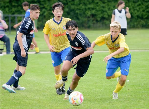 Ahmet Atilgan (Mitte) aus Nordenham hofft, sich bei Werder Bremen durchsetzen zu können.