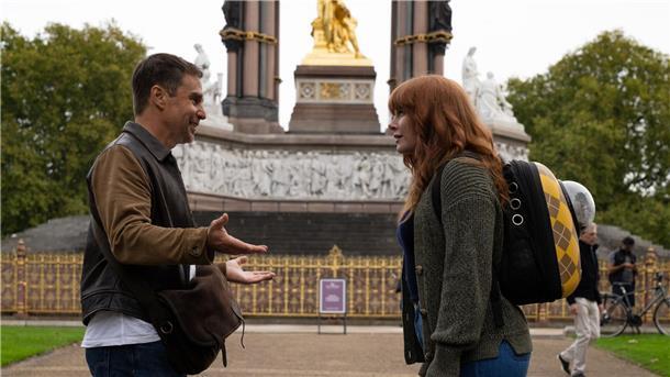 Spionage-Film mal anders: „Argylle“ Aiden (Sam Rockwell) kommt Elly (Bryce Dallas Howard) in „Argylle“ zu Hilfe.