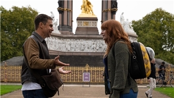 Aiden (Sam Rockwell) kommt Elly (Bryce Dallas Howard) in „Argylle“ zu Hilfe.